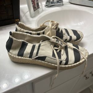 Cute canvas shoes -size 9
